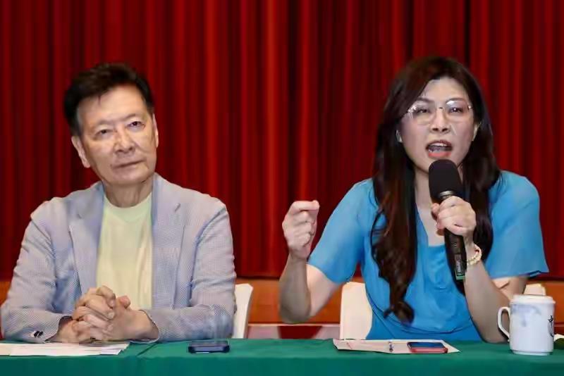 郑丽文两波党务人事案,基本完成党内多数派系的整合,蓝军“大团结”的只缺朱立伦与赵