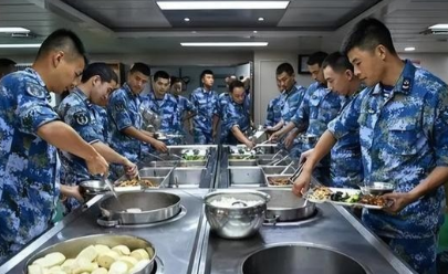 航母有多难养？山东舰编制几千人，食堂一天做七顿饭，顿顿都很丰盛，光是每天伙食费高