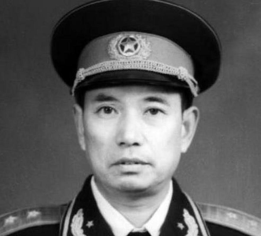 中将军长被俘后，自称是被抓来做饭的伙夫，解放军战士真信了，还发了几块路费让他走。