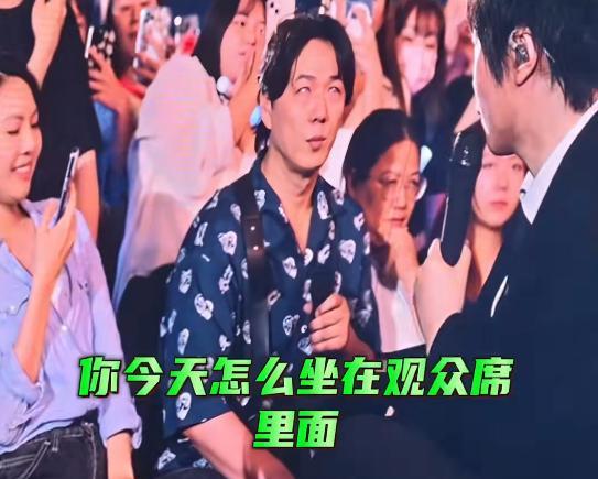 盲人歌手萧煌奇，去参加五月天的演唱会，主唱阿信问他：“萧煌奇老师一般都坐VIP区