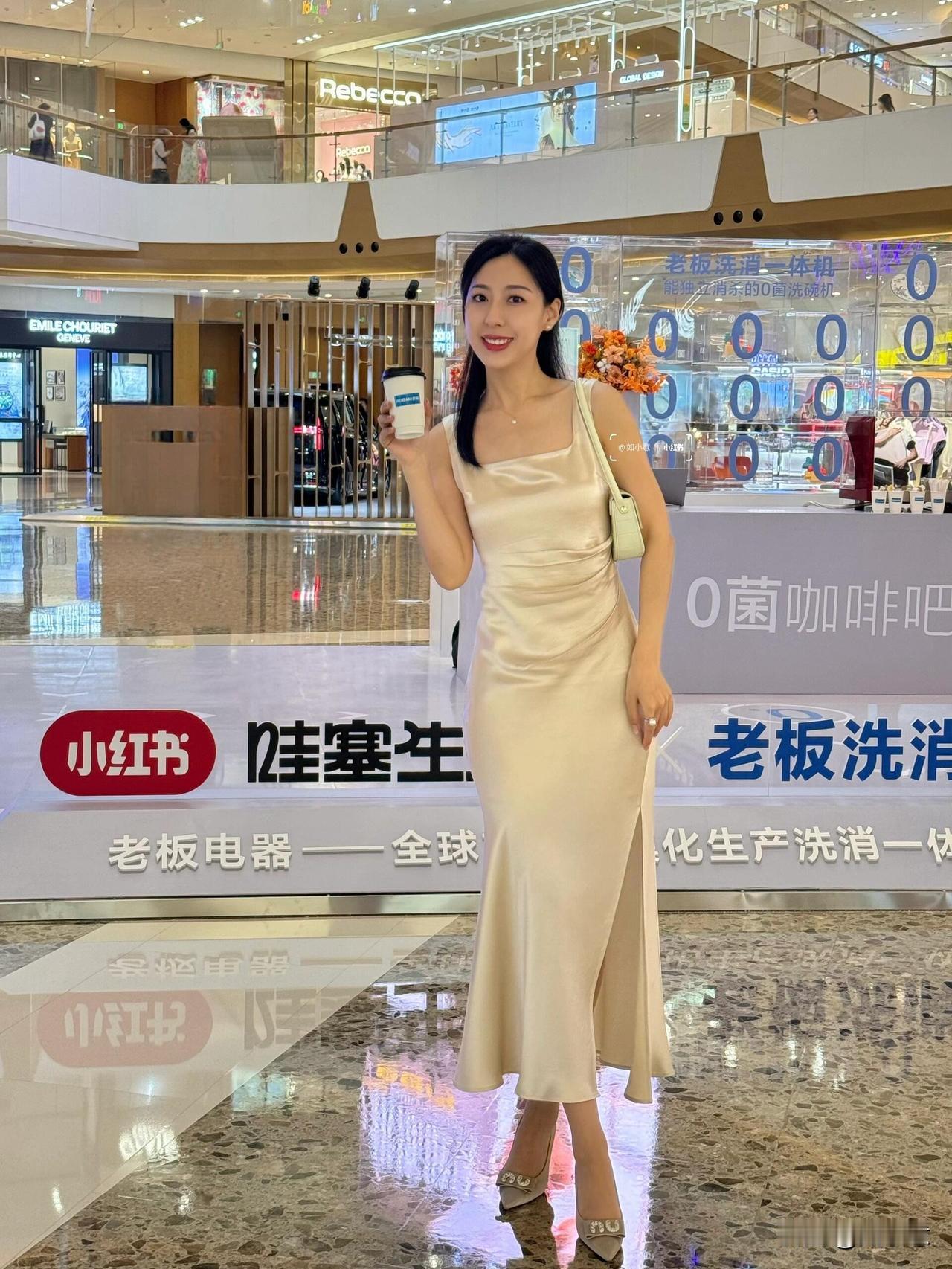 难得一个好周末，和老妈去万象城逛街啦！👭最近除了忙工作，就是看新家的床品沙发