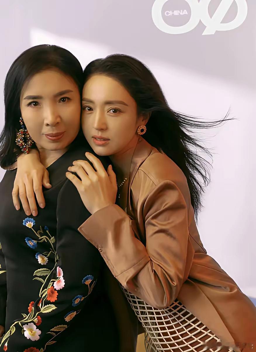 怎么说呢，基因还真是玄学看董璇和母亲合影董璇与父母、女儿、张维依合影。董璇父母合
