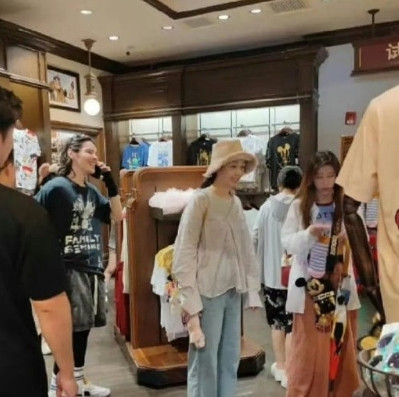 向佐郭碧婷带娃游迪士尼，两人看着挺恩爱的，郭碧婷稍微有点发福，向佐还是长发披肩，
