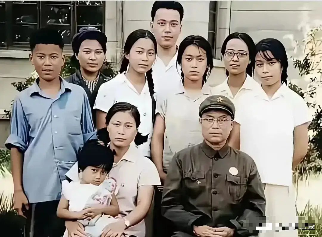 这张拍摄于1972年的全家福，定格了开国中将王近山难得的一刻。