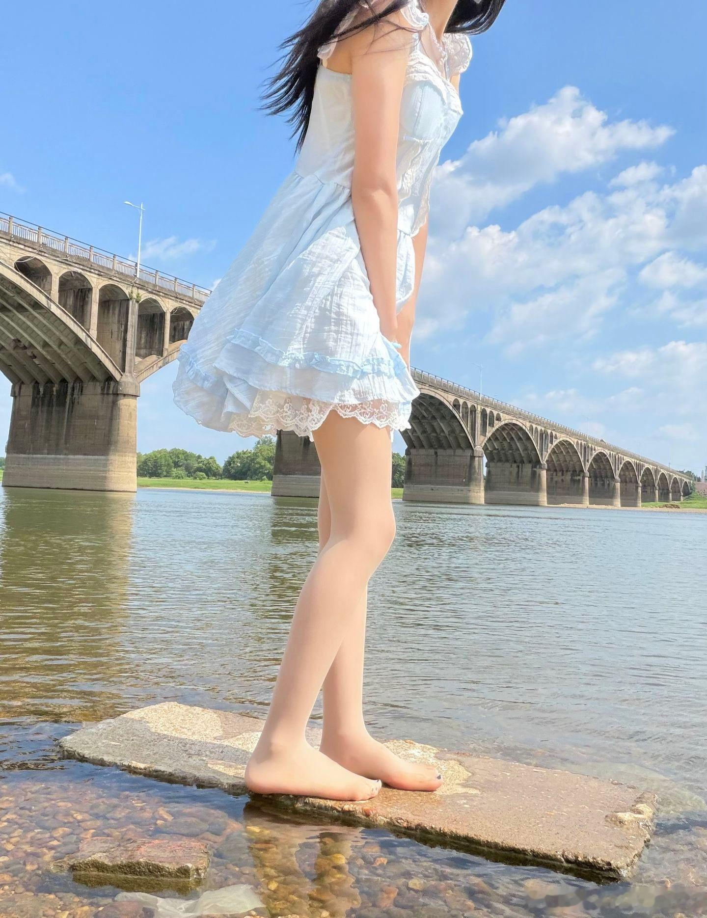 玩水把袜子弄湿了吧！