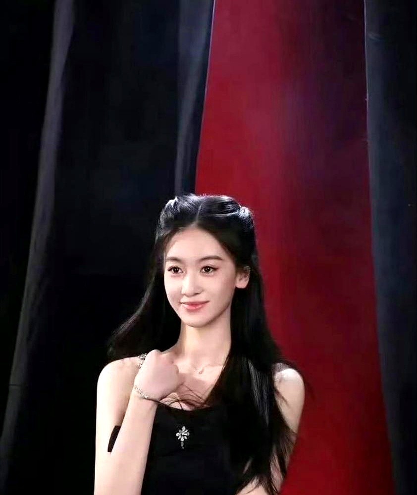 杨幂刚签的新人照片一曝光，评论区炸了：这不就是冲着吴谨言来的吗？那张怼脸照没有半点甜美，眼神冷得像刀