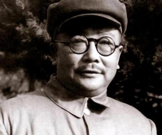 1937年，李克农外出散步，这时，一个老农朝他扔了一个纸团，李克农打开一看，脸色
