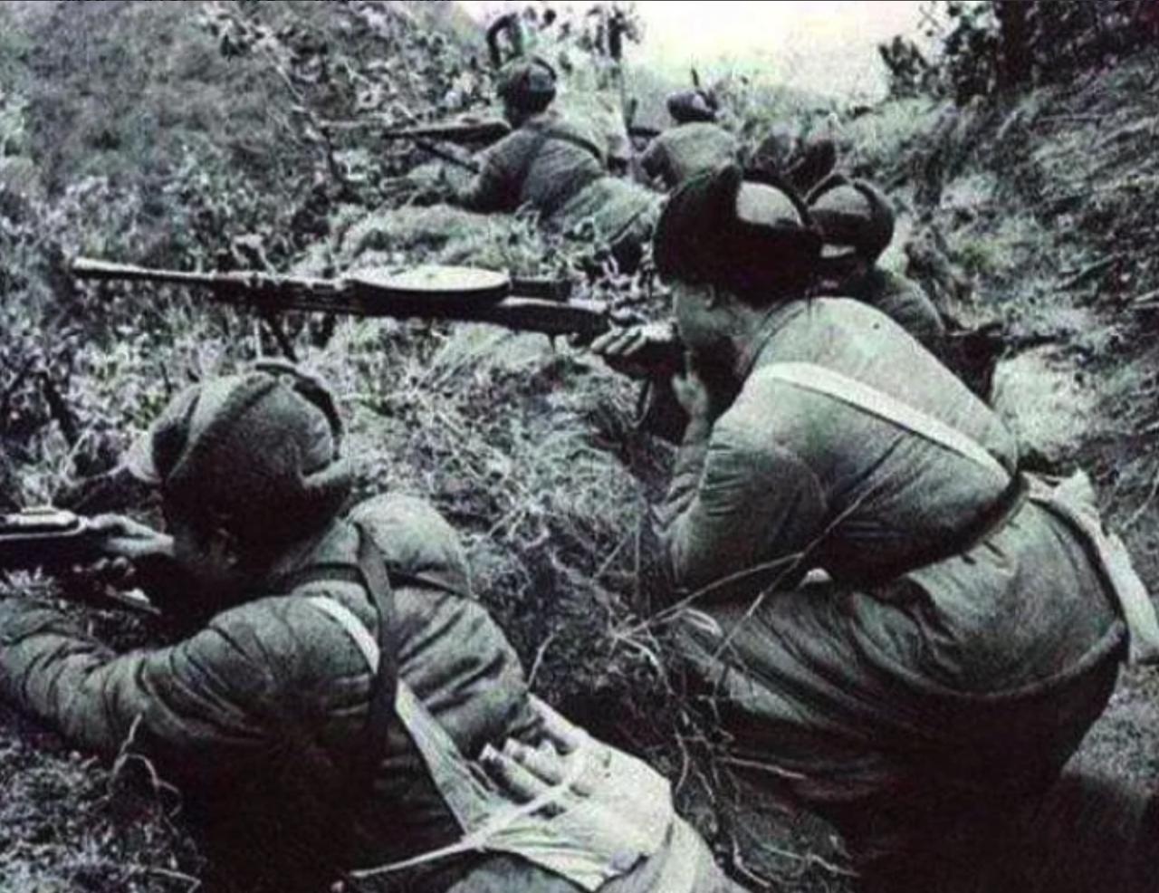 1952年，上甘岭，一名班长带3名战士放哨袭扰美军，因少听一句命令，4人小队竟硬