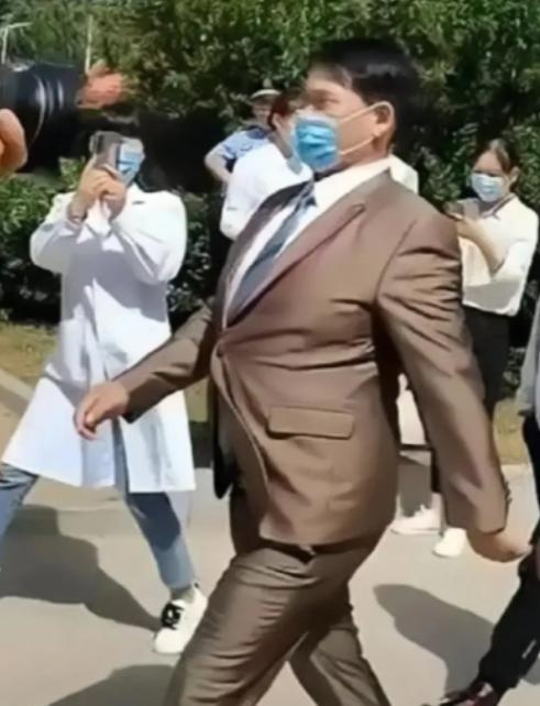 这世道，真是什么稀奇事都有！谁能想到，一个被全村人笑话是“懒汉”的朱之文，如今能