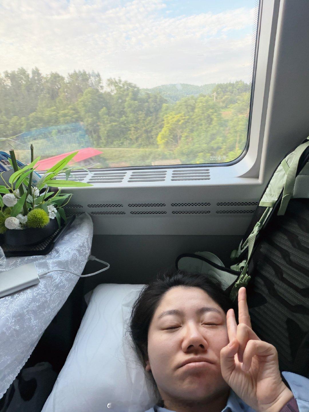 姐妹们早我快到成都了[捂脸哭]昨天几位大哥都睡平静了我一看把我们车厢灯关了把门也关了敞着实在感觉不太