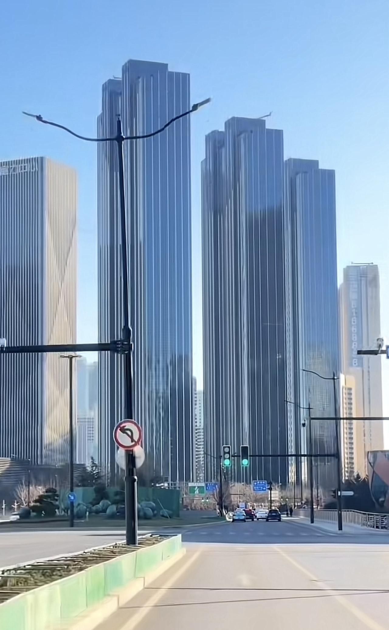 大连的城建秒杀很多一线城市，高楼利林，车流不息。