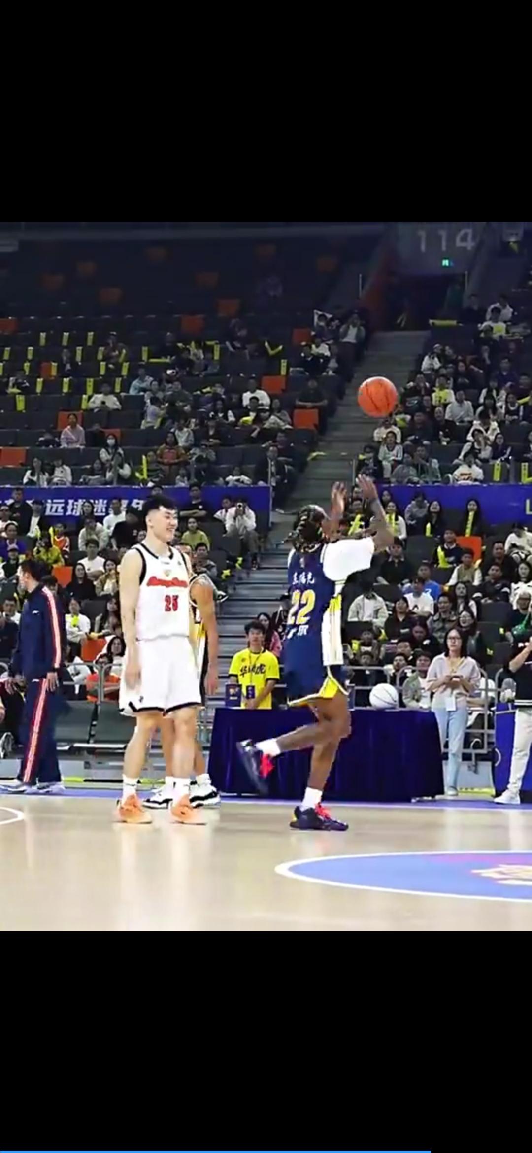 麦考尔才是真正的双能卫，组织和防守都很可靠，性价比高也确保状态广东最早拿下