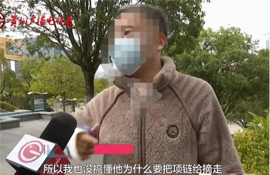近日，贵州，男子的手动手术，医护人员把他脖子上，价值9000多元的铂金项链摘下来