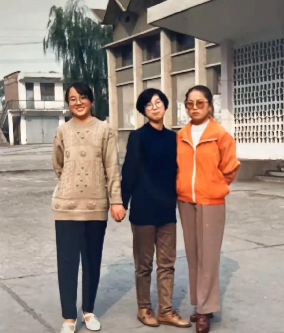 这张照片拍摄于1990年5月1日，贵州省财政学校三位即将毕业学生在校园里的合影。