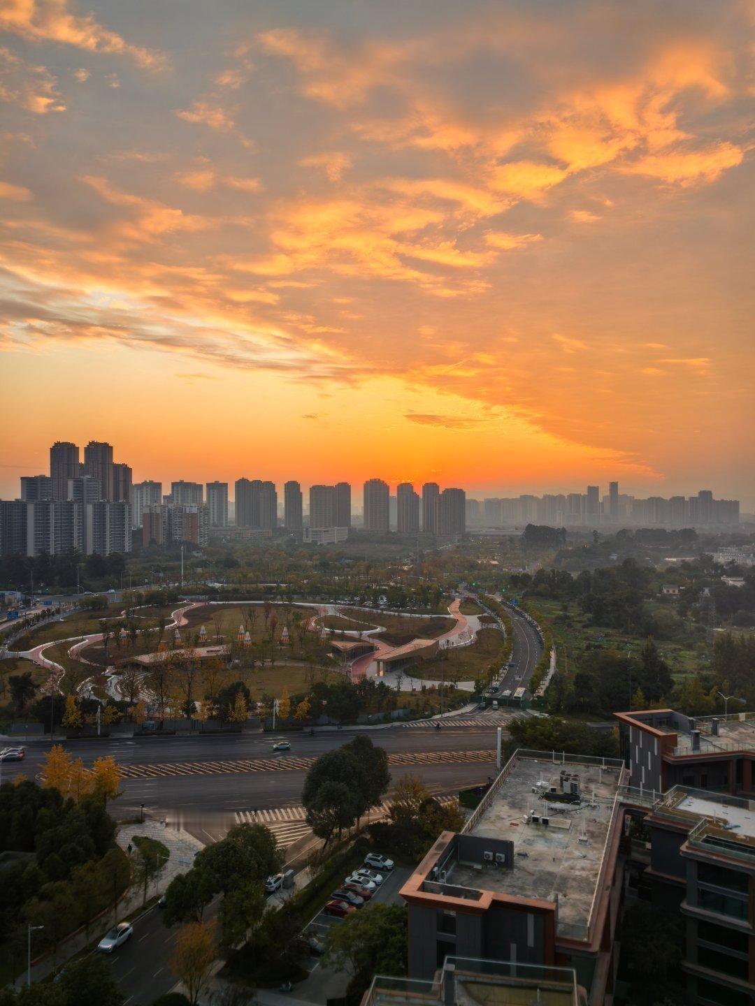 早上8点医院停车场就开始排队了华西人太多了