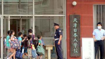 日本人在中国开办了不少学校，也培养出各行各业的人才，中日又都是东方人的面孔，为了
