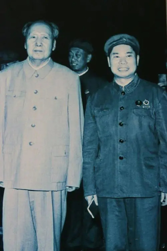 1970年4月，毛主席到济南，济南军区司令员杨得志汇报工作，他说王效禹阻碍谭启龙