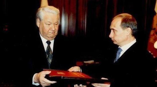 1994年秋，圣彼得堡市郊，一头棕熊发疯似地冲向俄总统叶利钦。危急之际，叶利钦7