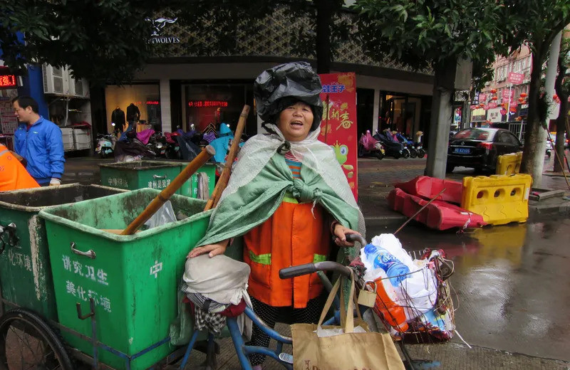 保洁大姐一句实话，道破国家生存真相啥？保洁大姐竟然比专家