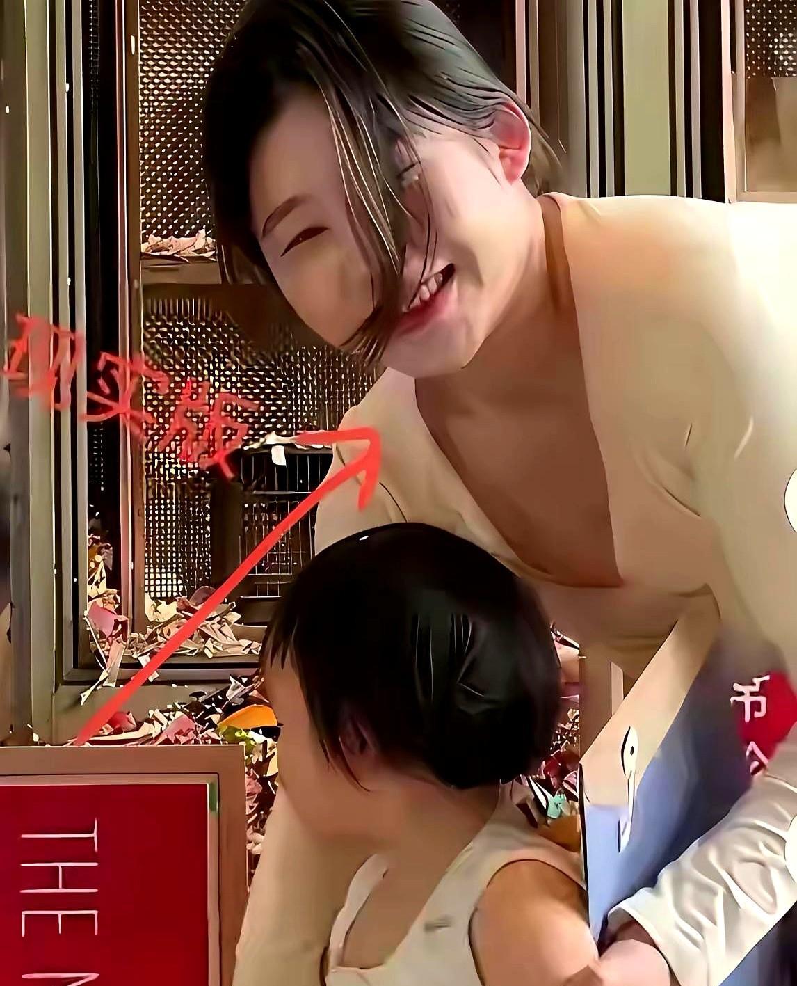 王思聪一句“不认识”，黄一鸣的“认可”瞬间碎成渣。拉黑动作比否认更锋利，直接把