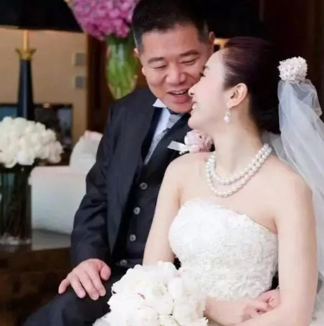2007年，黎姿花光500多万积蓄治疗弟弟，走投无路下，她向追求自己6年的马廷强