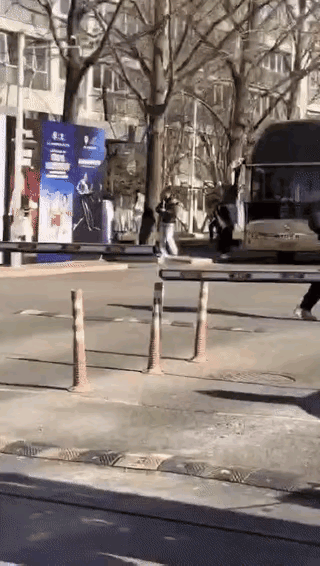 新鲜的孙颖莎去集训，下台阶时小心翼翼，还是有痛感！我个人建议，接下来孙颖莎