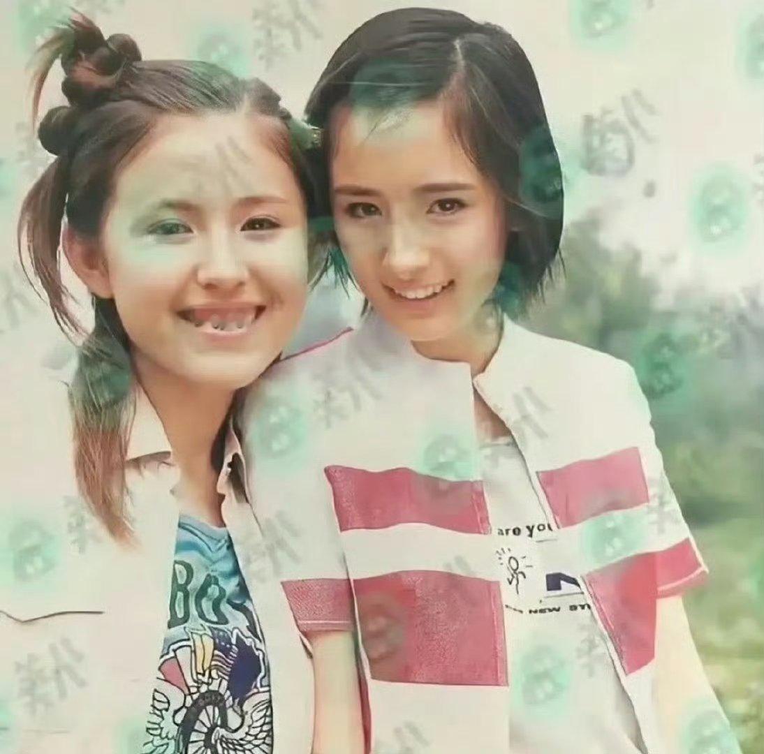 杨幂热依扎又牵又抱的美女贴贴就是最治愈的！杨幂热依扎又牵又抱，从瑞丽时期到现在，