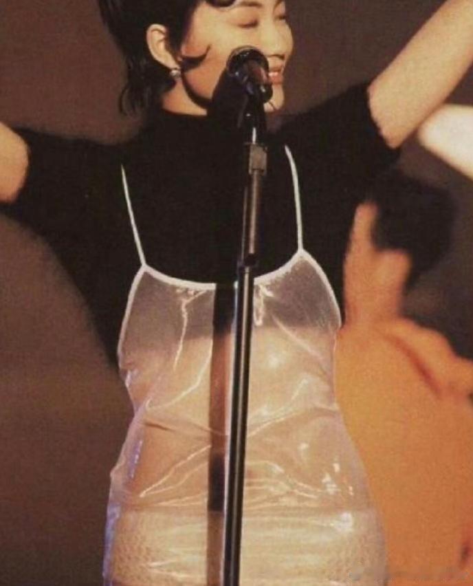 1994年，王菲穿着透明裙子在十大中文金曲奖演唱这造型太大胆了