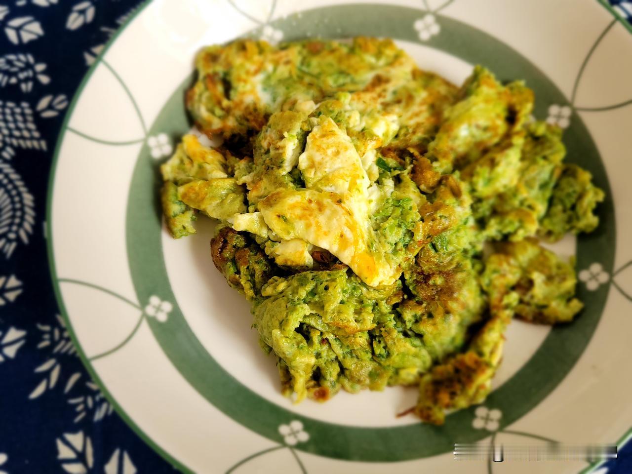 我的轻食晚餐：大米和小米两掺的二米饭，韭菜花酱炒鸡蛋，酱牛肉，还有朝鲜小菜，儿子