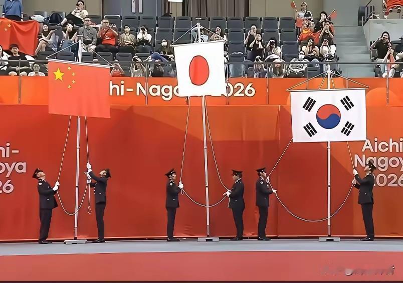 名古屋亚运会颁奖升旗仪式日本连装都懒得装了！名古屋亚运会颁奖台没有电动升旗装