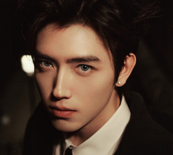 1.邓凯现在还在横店租房子住。2.陈飞宇的《白日提灯》要播了，他团队这边也是马不