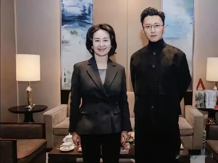 谢霆锋和何超琼同框搞事业了！网友惊呼：这哪是开会，简直是“神仙组合”下凡！