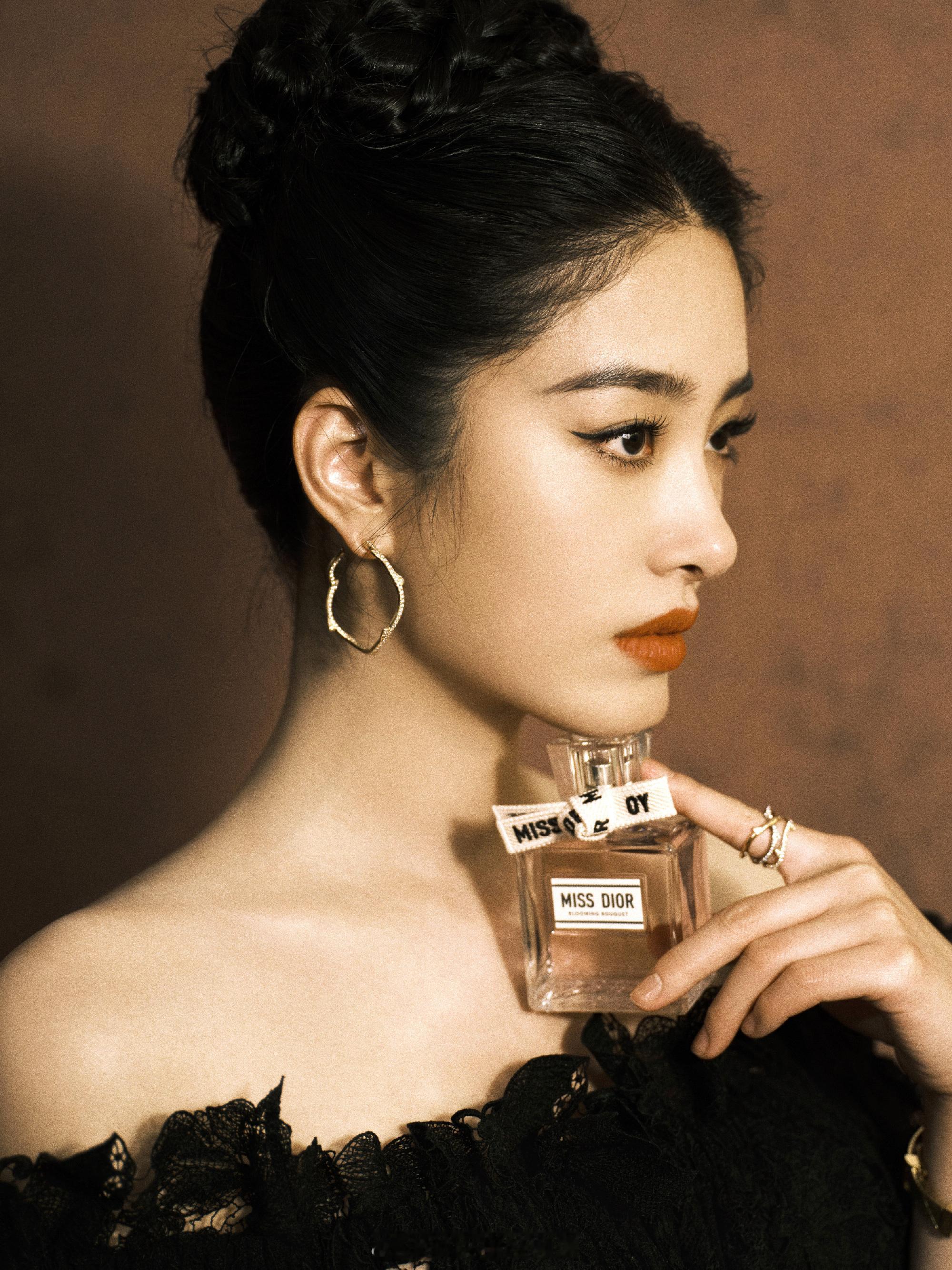 杨采钰一袭黑色抹胸礼服复古浪漫