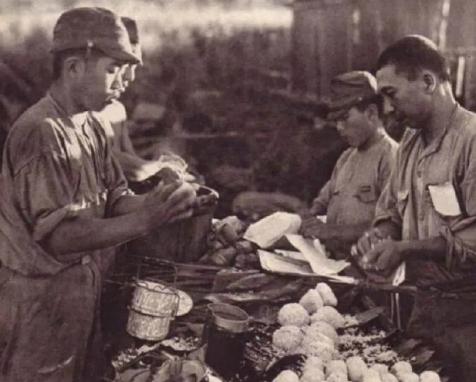 1940年，商会的孙叔平和往常一样给日本宪兵司令部送蔬菜时，突然发现食堂小黑板上