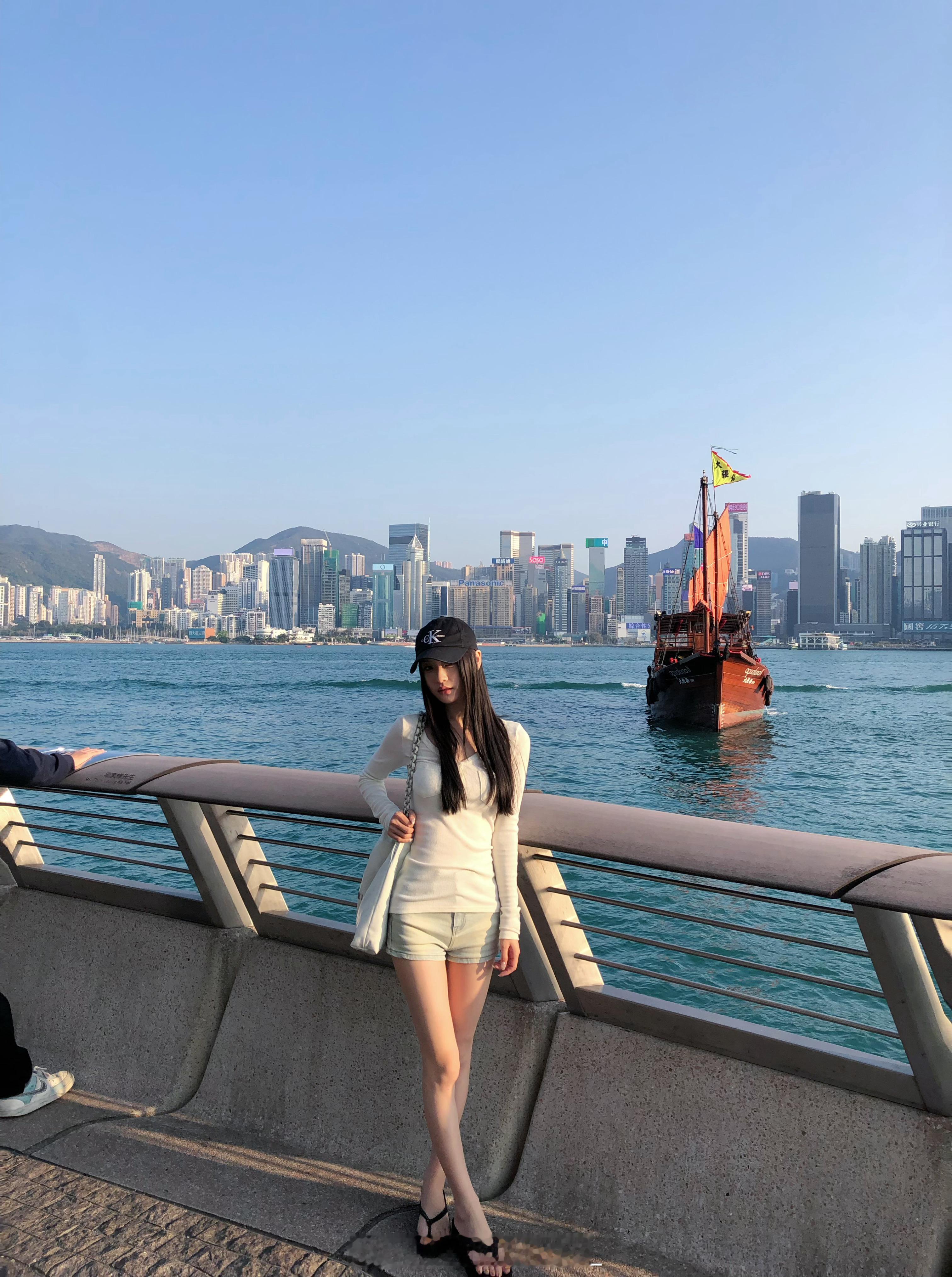 “請往前走，不要在此停留”香港·维多利亚港