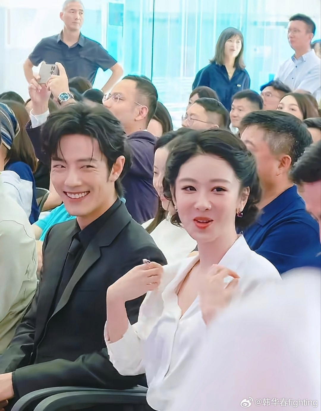 杨紫,肖战白玉兰同框，两人还坐在一起，笑的特别开心，一个帅气绅士，一个美丽动人，