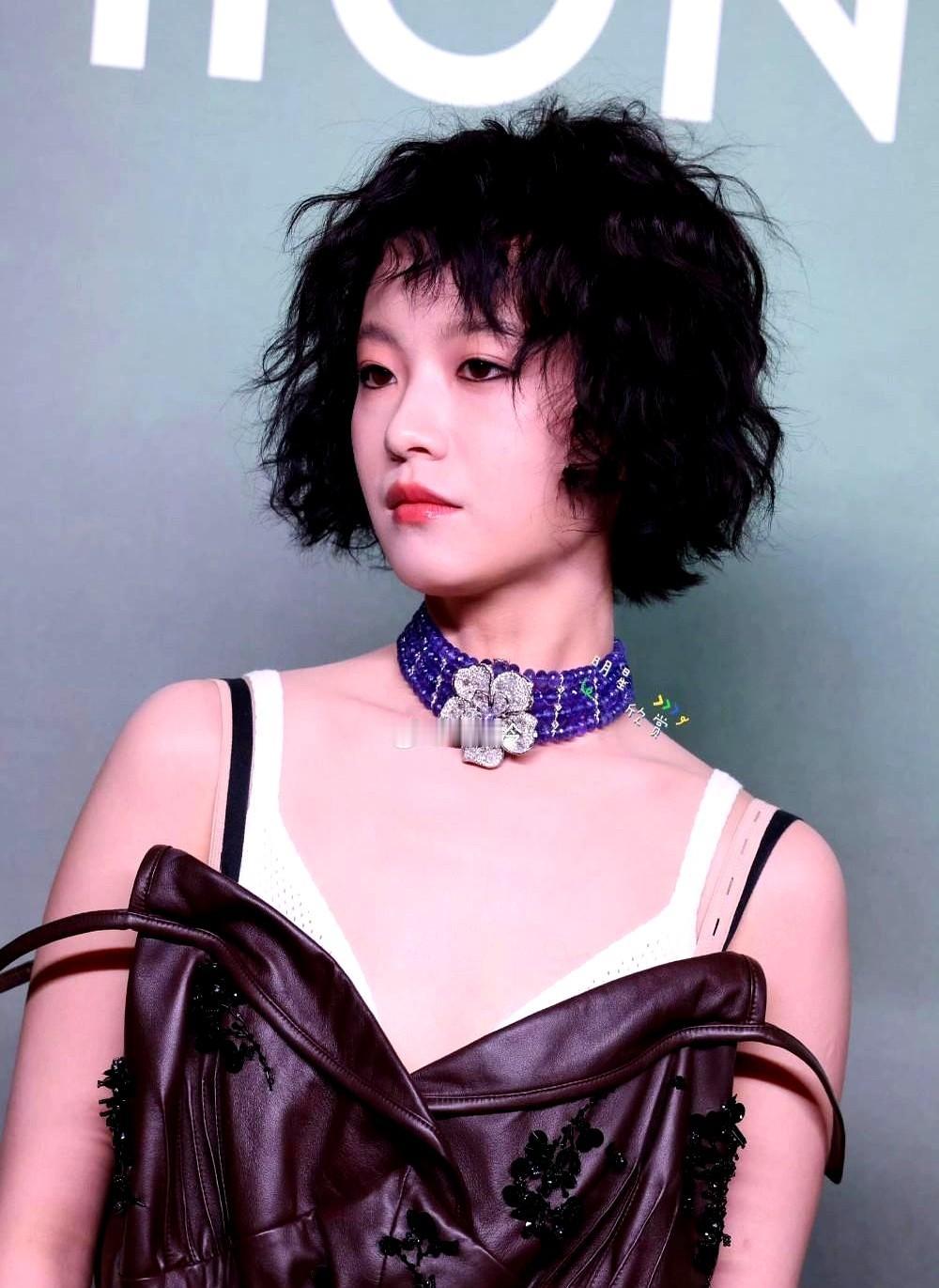 “00后拿金鸡影后，是爆冷还是剧本？”颁奖礼镜头切到李庚希那一刻，弹幕直接炸了：