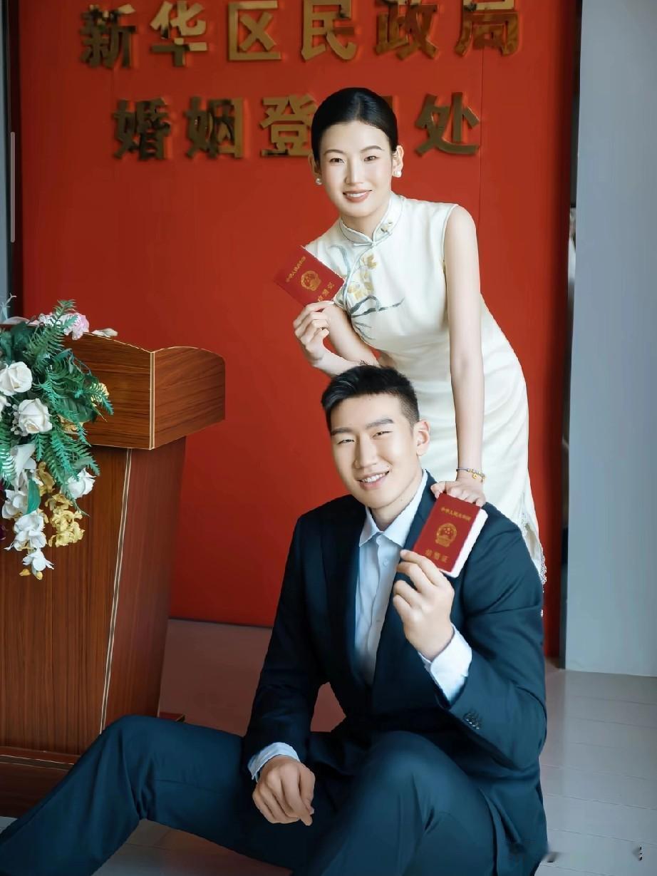 李炎哲和妻子领证，妻子身材太苗条了！巴特李炎哲也领证了，打了几个赛季确实也没
