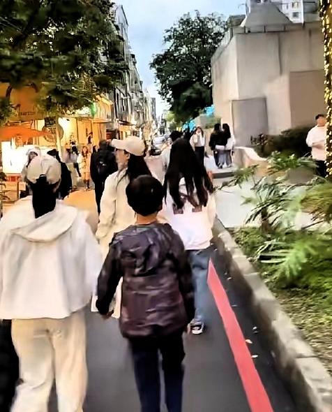 元旦那天，他们一家出来了，汪小菲，筱梅，还有俩孩子，箖箖玥儿，当然还有小杨阿姨，