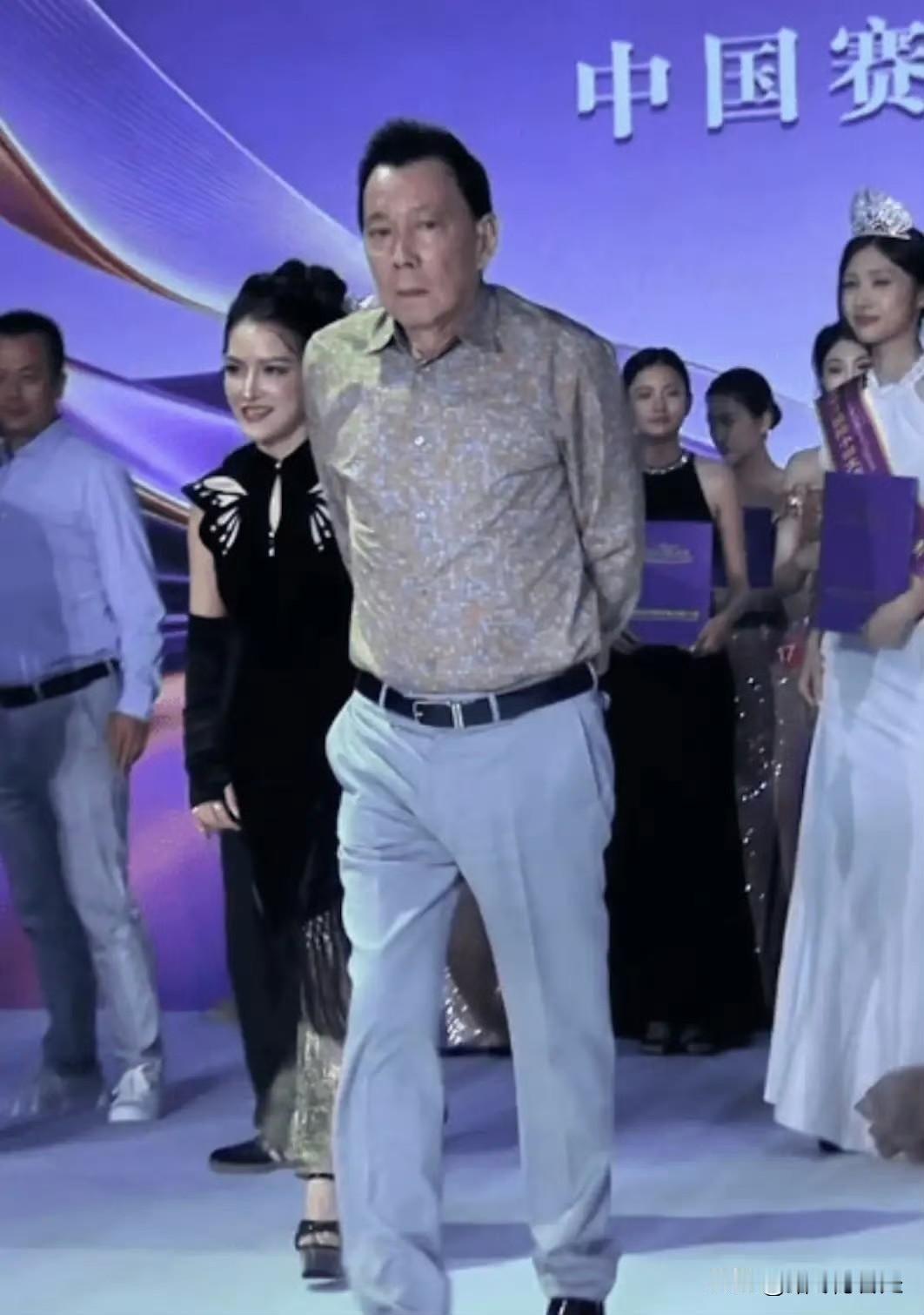 陈冠希他爸都73了？看这上海选美大赛上的状态，谁敢信啊！头发又黑又密，大背头梳得
