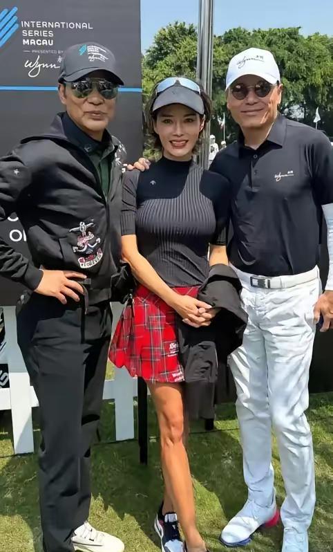 任达华身边这女人是谁？看着好漂亮啊，身材是真的棒！年轻时候，肯定是个大美人。即