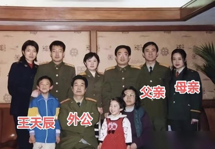 冯小刚拍芳华让王天辰换上老式绿军装往那一站，镜头直接怼脸拍，一秒钟都没喊停，因为