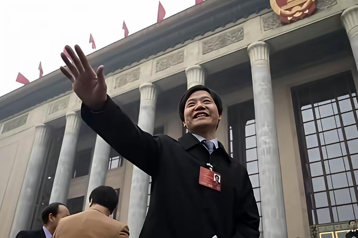 一觉醒来，雷军又上热搜了。这次不是因为小米汽车或手机，而是他受邀参加抗战胜利80