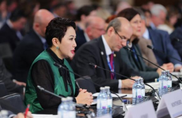 5月蒙古国外长巴特策策格访问菲律宾，支持菲律宾的南海权益。12月4日，巴特策策格