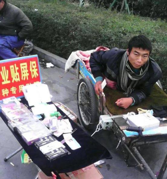 河南，一名5岁男孩被亲爹喝醉酒后一脚踹成瘫痪，妈妈也跑了。他硬是趴在地上贴膜6年