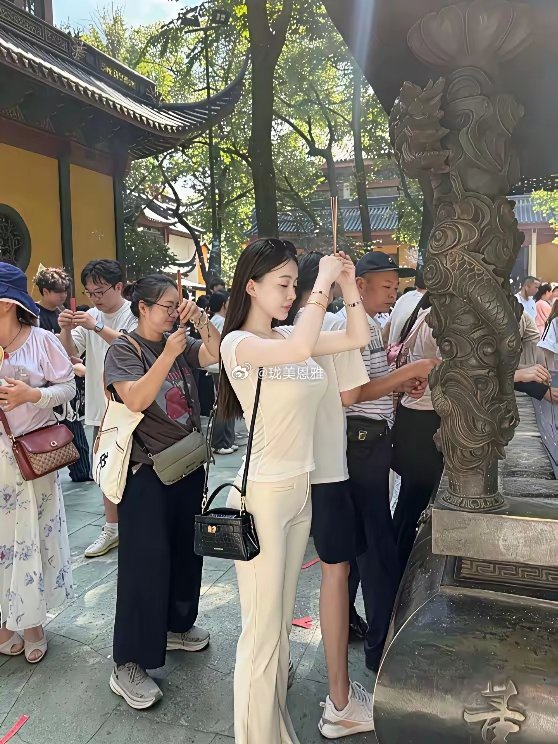 说出来你们可能都不信这么漂亮的女孩是不愁嫁人的，人家照样来求姻缘