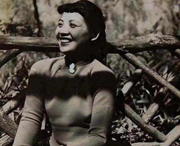 1939年，戴笠手下有名叫“黑桃皇后”的女特工，屡受表彰，但抗战胜利后，她却销声