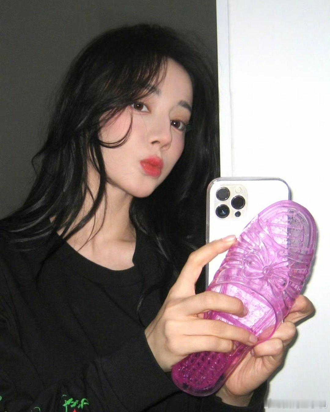 谁给迪丽热巴买的手机壳笑死我了谁给小巴买的手机壳啊，不过你别说，女神拿着还是非常