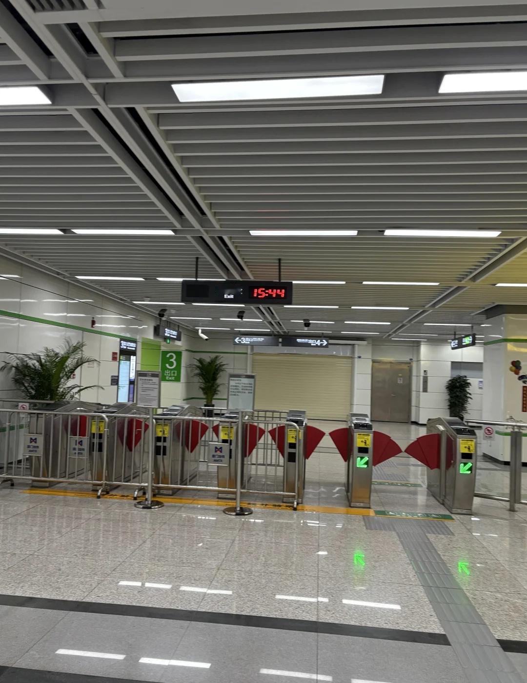 厦门地铁的日子也不好过啊。。。地铁轨道交通地铁里的人间万象厦门地铁