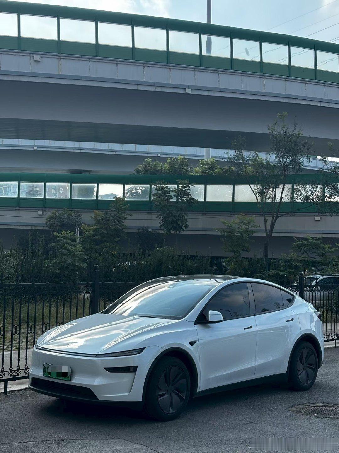 最新车源：特斯拉ModelY后轮驱动版25年12月上牌，仅仅3800km原版原漆，3M玻璃膜，全包围